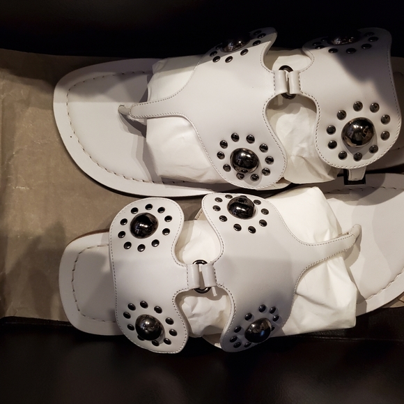 NIB sz 37.5 Alaia studded flat sandals